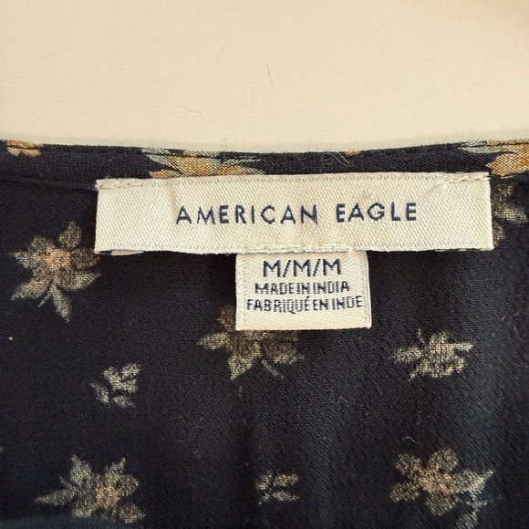 American Eagle Black Ditsy Floral Long Sleeve V Neck Smockec Crop Top Blouse MED - Picture 5 of 11